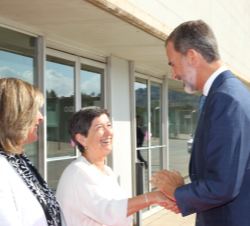Su Majestad el Rey, a su llegada a la Fira de Barcelona, recibe el saludo de la delegada del Gobierno en la Comunidad Autónoma de Cataluña, Teresa Cun