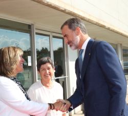 Don Felipe recibe el saludo de la alcaldesa de L'Hospitalet de Llobregat, Nuria Marín
