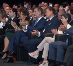 Don Felipe aplaude las intervenciones de los participantes en el Panel