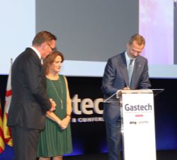 Su Majestad el Rey durante la firma en un dispositivo digital, declarando inaugurada la Conferencia y Feria Gastech 2018