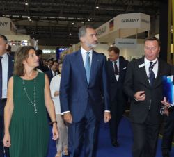 Don Felipe durante el recorrido por los stands
