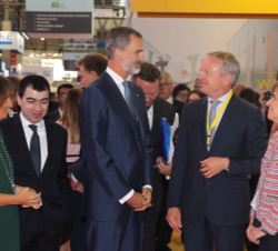 Don Felipe conversa con los expositores
