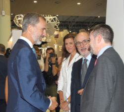 Don Felipe conversa con los expositores