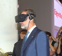 Don Felipe prueba unas gafas de realidad virtual