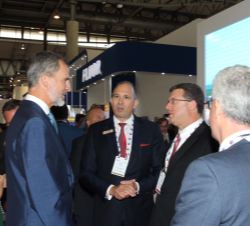 Don Felipe durante el recorrido conversa con los responsables de los stands