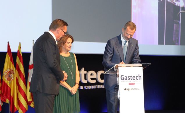 Su Majestad el Rey durante la firma en un dispositivo digital, declarando inaugurada la Conferencia y Feria Gastech 2018
