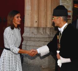 Su Majestad el Rey fue saludado por el rector magnífico de la Universidad de Salamanca, Ricardo Rivero