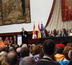 Don Felipe y Doña Letizia durante la intervención del rector magnífico de la Universidad de Salamanca, Ricardo Rivero