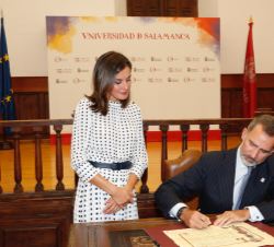 Don Felipe firma el pergamino  como testimonio del encuentro del Observatorio de la Magna Charta