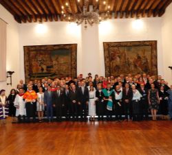Sus Majestades junto a las personalidades asistentes y un grupo de rectores de las Universidades signatarias de la Magna Charta Universitatum