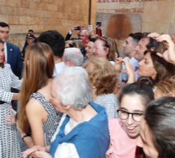 Su Majestad la Reina saluda al publico congregado en los alrededores de la Universidad