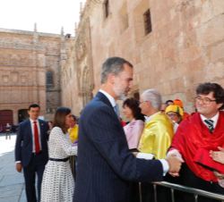 Sus Majestades los Reyes saludan al público
