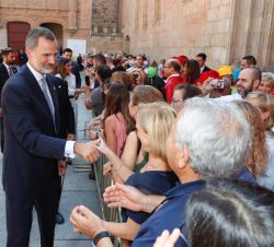 Sus Majestades los Reyes reciben los saludos del público 