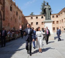 Don Felipe y Doña Letizia se despiden del público presente