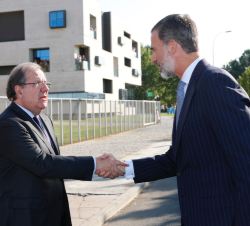 Su Majestad el Rey recibe el saludo del presidente de la Junta de Castilla y León, Juan Vicente Herrera