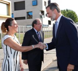 Su Majestad el Rey recibe el saludo de la delegada del Gobierno en la Comunidad de Castilla y León, Virginia Barcones