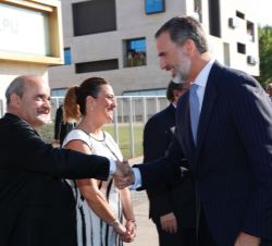 Su Majestad el Rey recibe el saludo del alcalde de Villamayor (Salamanca), Manuel Gago