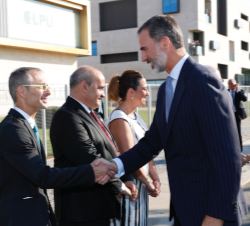Su Majestad el Rey recibe el saludo del rector magnífico de la Universidad de Salamanca, Ricardo Rivero