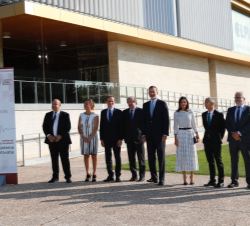 Foto de grupo de Don Felipe y Doña Letizia junto a las autoridades que les acompañaron