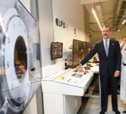 Don Felipe y Doña Letizia en el Laboratorio donde Su Majestad el Rey realizó el primer disparo del láser de petavatio VEGA-3 del CLPU