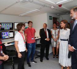 Don Felipe y Doña Letizia en la Sala de Control reciben la explicación de los resultados del experimento a cargo del director del CLPU  y el personal 