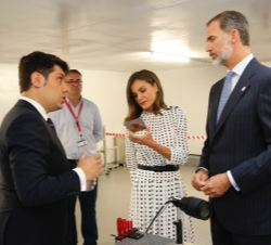 Sus Majestades los Reyes visitan la desembocadura del tubo de vacío y punto de impacto del láser de petavatio