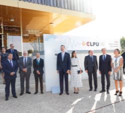 Sus Majestades los Reyes ante la placa conmemorativa del primer disparo del láser de petavatio VEGA-3 del CLPU