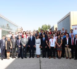 Fotografía de grupo de Sus Majestades con el ministro de Ciencia, Innovación e Universidades, Pedro Duque junto a trabajadores del CLPU y otros colabo