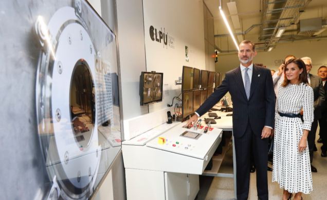 Don Felipe y Doña Letizia en el Laboratorio donde Su Majestad el Rey realizó el primer disparo del láser de petavatio VEGA-3 del CLPU