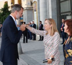 Su Majestad el Rey recibe el saludo de la presidenta del Congreso de los Diputados, Ana Pastor, a su llegada al Teatro Real