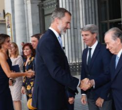 Su Majestad el Rey recibe el saludo del presidente de la Fundación Nacional del Teatro Real y del Teatro de la Zarzuela, Gregorio Marañón, a su llegad
