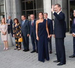 Sus Majestades los Reyes saludan a los madrileños que se congregaban a su llegada al Teatro Real