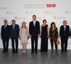 Fotografía de grupo de Sus Majestades los Reyes con las autoridades y personalidades asistentes al acto