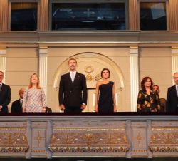 Sus Majestdes los Reyes en el Palco Real durante la interpretación del Himno Nacional