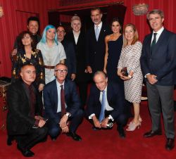 Fotografía de grupo de Sus Majestades los Reyes con las autoridades, dirección artistica y principales intérpretes del elenco