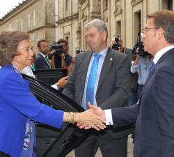 Su Majestad la Reina Doña Sofía recibe el saludo del presidente de la Xunta de Galicia a su llegada a la Facultad de Medicina de Santiago de Compostel