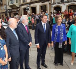 Fotografía de grupo de Doña Sofía con las autoridades que la recibieron a su llegada