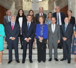 Fotografía de grupo de Doña Sofía con las autoridades y organizadores del Congreso