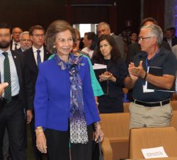 Su Majestad la Reina recibe una colurosa bienvenida a su llegada al salon de actos de la Facultad de Medicina de Santiago de Compostela