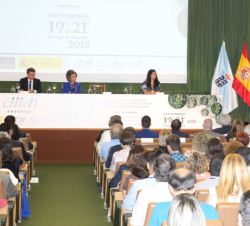 Su Majestad la Reina Doña Sofía en la mesa presidencial durante la intervención del rector magnífico de la Universidad de Santiago