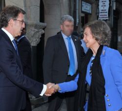 Su Majestad la Reina Doña Sofía recibe el saludo del presidente de la Xunta de Galicia a su llegada a la sede de la Fundación Abanca