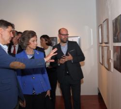 Su Majestad la Reina Doña Sofía durante su recorrido por la exposición “Alzheimer: el Camino de la memoria”
