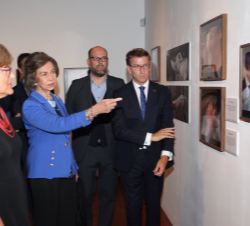 Su Majestad la Reina Doña Sofía observa una de las fotografías de la exposición “Alzheimer: el Camino de la memoria”