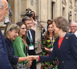Su Majestad la Reina Doña Sofía, a su llegada a la Facultad de Medicina de la Universidad de Santiago de Compostela, durante los saludos de bienvenida