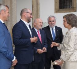Su Majestad la Reina Doña Sofía a su llegada al Parador de Santiago