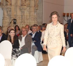 Su Majestad la Reina Doña Sofía a su llegada al concierto que se celebró en el Parador de Santiago