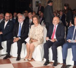 Su Majestad la Reina Doña Sofía en primera fila de asientos antes de dar comienzo el concierto que se celebró en el Parador de Santiago