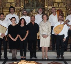 Fotografía de grupo de Su Majestad la Reina Doña Sofia con los cantantes y músicos que participaron en el concierto