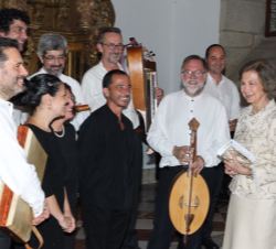 Su Majestad la Reina Doña Sofia conversa con los cantantes y músicos que participaron en el concierto