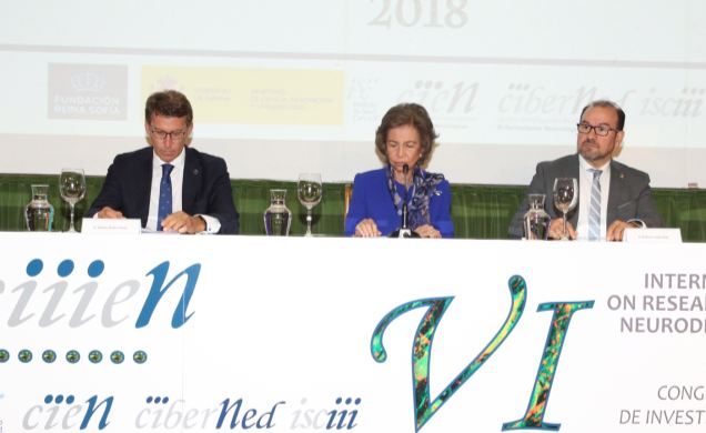 Su Majestad la Reina Doña Sofía junto al presidente de la Xunta de Galicia y el rector magnífico de la Universidad de Santiago, abre la sesión
